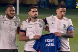 切尔西前锋内托拿着印有若塔兄弟名字的球衣进场，举球衣悼念